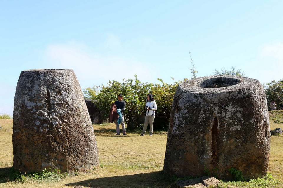 Các nhà khảo cổ tin rằng các chum này có niên đại 1500 đến 2000 năm, tuy nhiên đến nay, cũng giống như người Lào, họ vẫn chưa biết đích xác những chiếc chum này đến từ đâu và được sử dụng vào mục đích gì. (Ảnh: Phạm Kiên/Vietnam+)