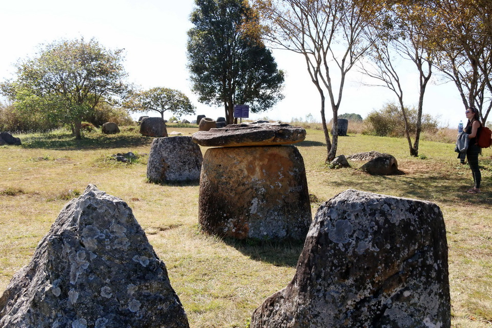 Sự hiếu kỳ của du khách về nguồn gốc của Cánh Đồng Chum đã giúp cho nơi này luôn đông khách. (Ảnh: Phạm Kiên/Vietnam+)