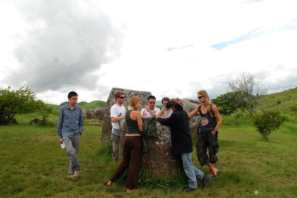 Hiện có rất nhiều giai thoại về Cánh Đồng Chum, tuy nhiên, vẫn chưa có giả thuyết nào thuyết phục được những du khách hiếu kỳ. (Ảnh: Phạm Kiên/Vietnam+)