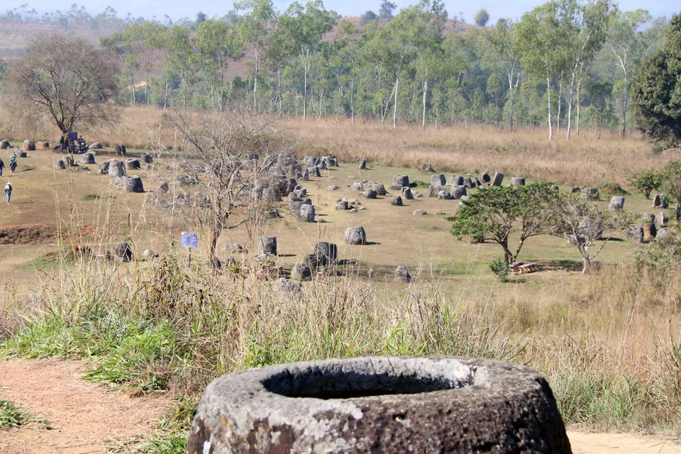 Nhìn từ xa, Cánh Đồng Chum như một bàn cờ, những chiếc chum như những quân cờ thật kỳ thú. Khi đến gần mới thấy chúng nằm lẫn lộn vào nhau không theo quy luật sắp xếp nào. Cái trồi hẳn trên mặt đất, cái chìm một phần thân dưới đất. (Ảnh: Phạm Kiên/Vietnam+)