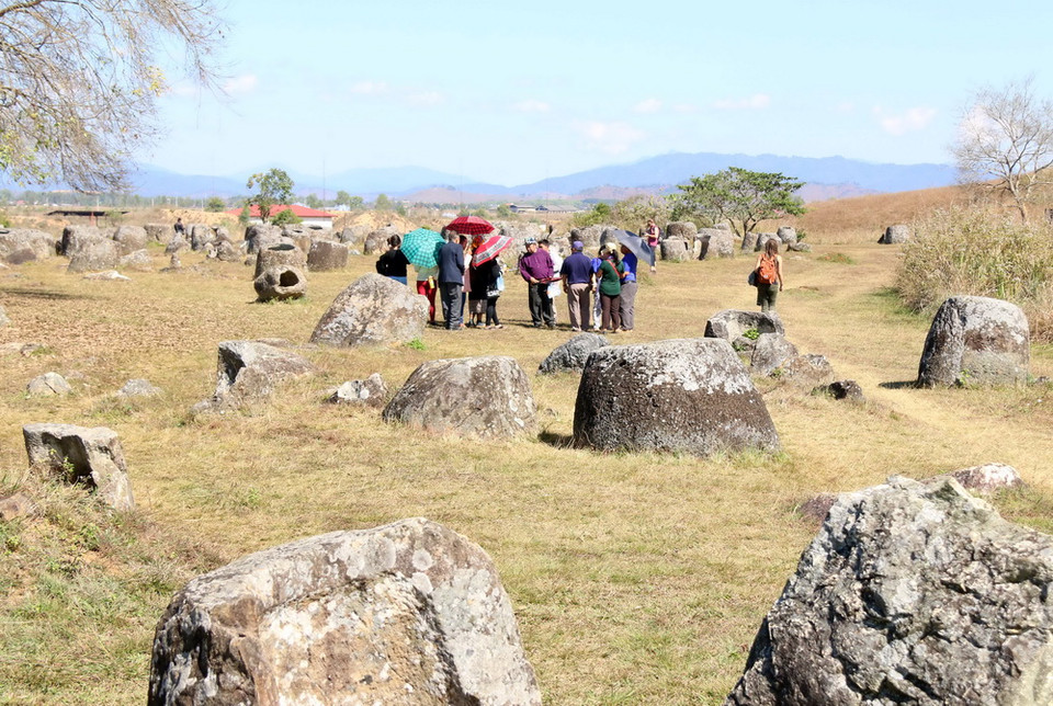 Điều đó vẫn không làm giảm đi sự hiếu kỳ của du khách thập phương khi đến với Cánh Đồng Chum. (Ảnh: Phạm Kiên/Vietnam+)