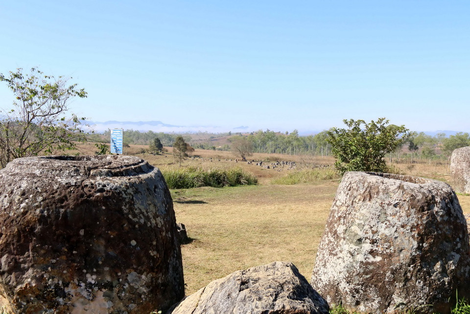 Nằm rải rác trên cao nguyên Muong Phuon, những chiếc chum vẫn nằm đó để chờ các nhà khoa học giải mã những bí mật của chúng. (Ảnh: Phạm Kiên/Vietnam+)
