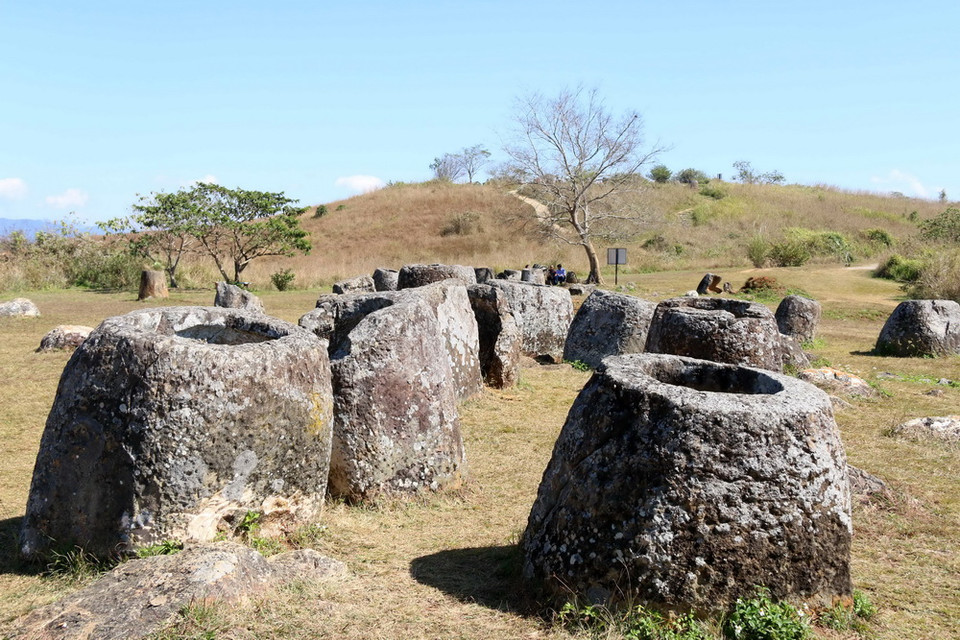 Ða phần những chiếc chum không có nắp, có hình dạng vuông tròn khác nhau, đây đó có những chiếc đã vỡ, thủng đáy hoặc sứt mẻ. (Ảnh: Phạm Kiên/Vietnam+)
