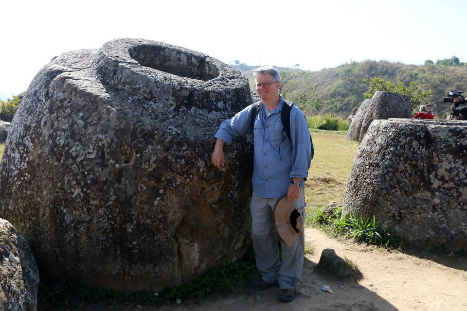 Cánh Đồng Chum ước tính có khoảng 1.969 chiếc chum, nằm rải rác tại 52 địa điểm ở tỉnh Xiêng Khoảng, chiếc lớn nhất được tìm thấy cao 3m, chiếc nặng nhất tới 14 tấn, còn phần lớn cao chừng 1 đến 2m. (Ảnh: Phạm Kiên/Vietnam+)