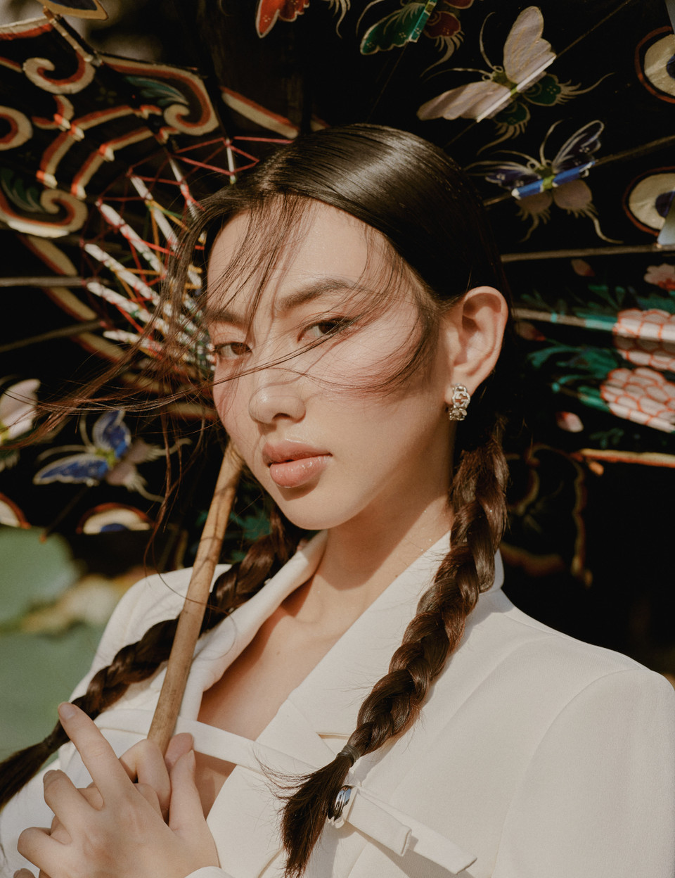 Đó là bối cảnh chân thực về những góc phố bình dị và thân quen của Sài Gòn, nơi người đẹp sinh ra và lớn lên. (Ảnh: CTV/Vietnam+)