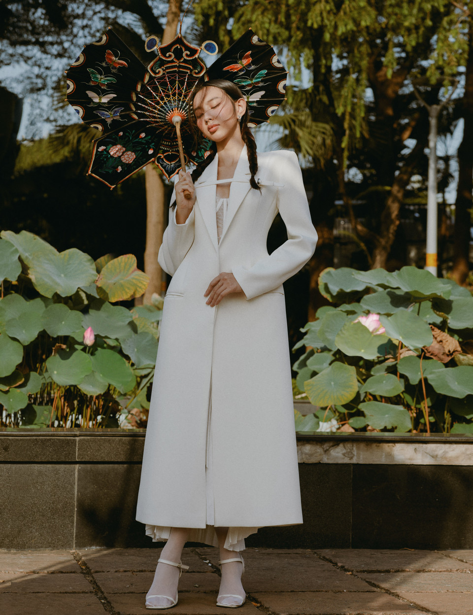 Diện bốn bộ trang phục, không chỉ thể hiện gu thời trang nổi bật, nàng hậu còn khéo léo lồng ghép văn hóa Sài Gòn bằng những điều bình dị, thường bắt gặp trên phố. (Ảnh: CTV/Vietnam+)