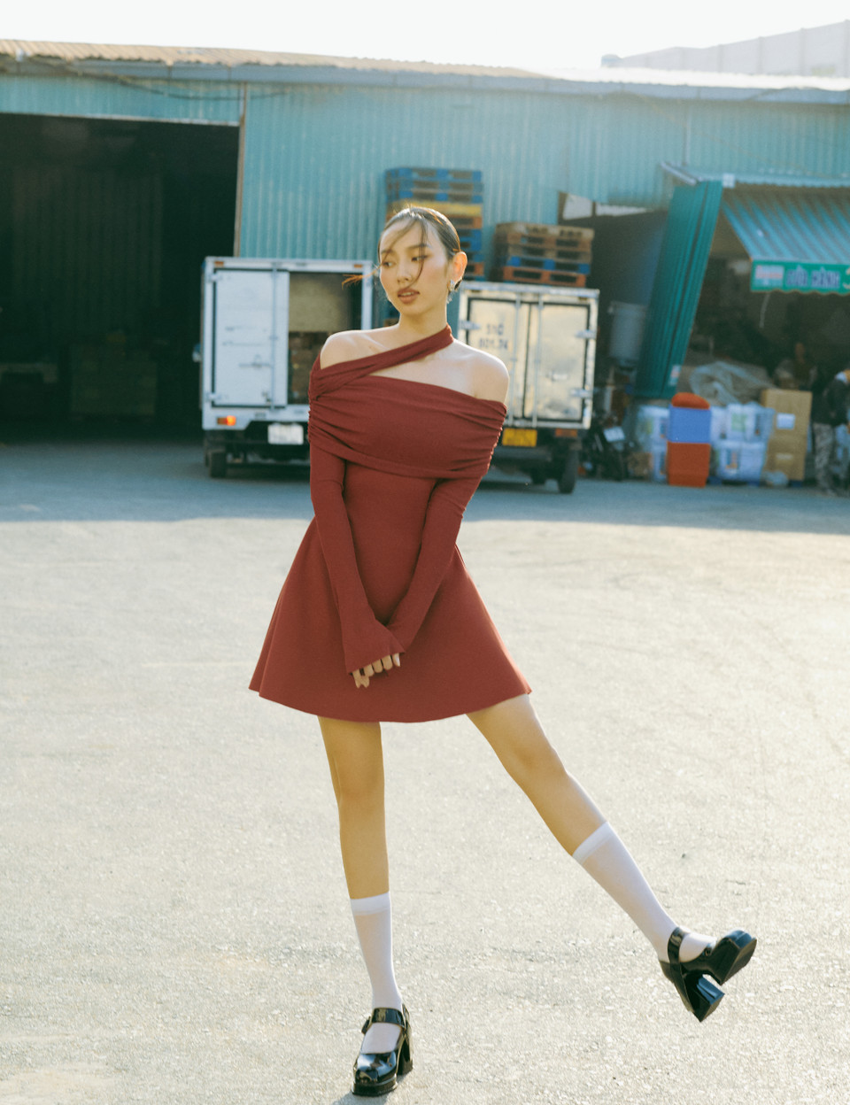 Thùy Tiên chia sẻ: “One Fine Day, có những điều bình dị xung quanh ta như một ngày nắng đẹp, chú mèo đáng yêu, một góc phố, các cô các bác tập múa ở công viên... mà nhiều khi vì bận rộn ta quên mất ngắm nhìn Sài Gòn quá đỗi đáng yêu.” (Ảnh: CTV/Vietnam+)