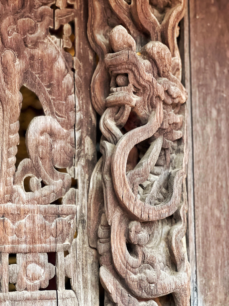 Các chi tiết trang trí điêu khắc mang tính nghệ thuật cao do bàn tay sáng tạo của những nghệ nhân dân gian thực hiện. (Ảnh: Mai Mai/Vietnam+)