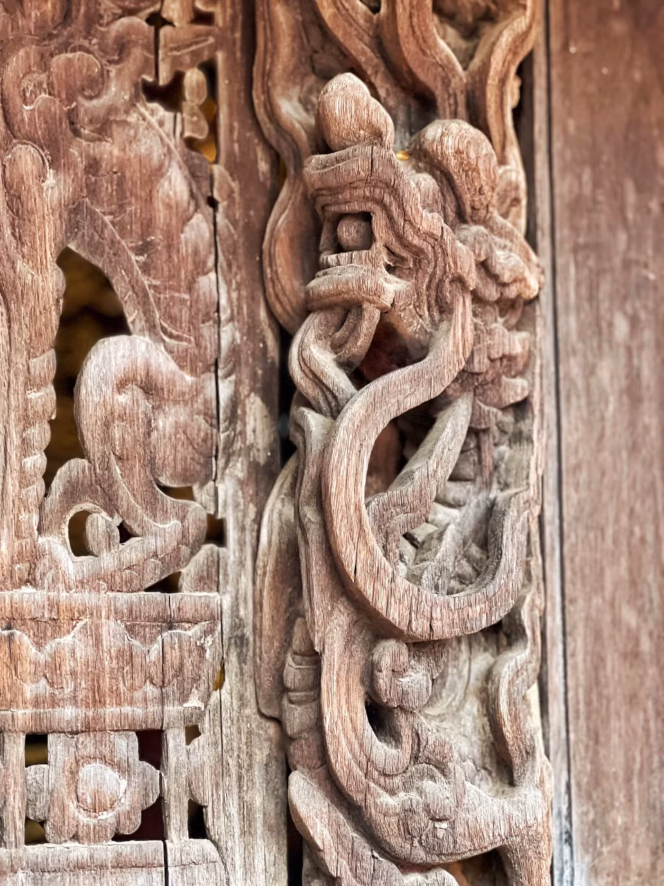 Các chi tiết trang trí điêu khắc mang tính nghệ thuật cao do bàn tay sáng tạo của những nghệ nhân dân gian thực hiện. (Ảnh: Mai Mai/Vietnam+)
