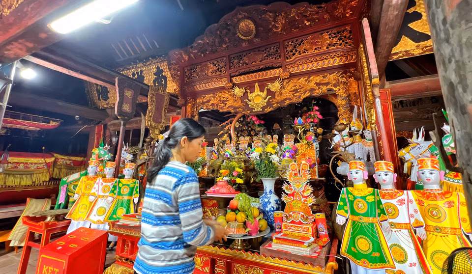 Lễ hội mùa Xuân được tổ chức vào 2 dịp: tháng Giêng đối với chùa Keo trong và tháng Hai đối với Chùa Keo ngoài, với các nghi thức: dâng hương, rước kiệu, yến lão và trò chơi thổi cơm thi… (Ảnh: Mai Mai/Vietnam+)
