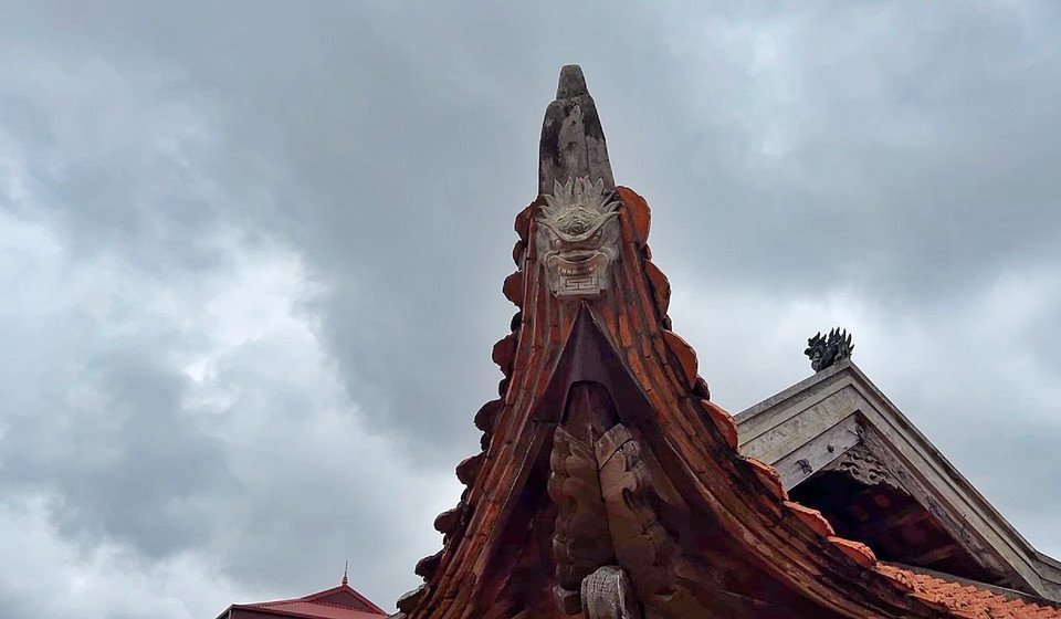 Ngoài giá trị tiêu biểu về kiến trúc nghệ thuật, cảnh quan, khu di tích chùa Keo hiện còn lưu giữ được nhiều hiện vật với các chất liệu như gỗ, giấy, vật đá, gốm sứ, đồng… (Ảnh: Mai Mai/Vietnam+)