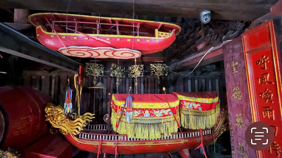 Lễ hội mùa Thu được tổ chức vào trung tuần tháng Chín Âm lịch. Đây là kỳ lễ hội lớn nhất trong năm để kỷ niệm ngày sinh của Đức Thánh tổ Dương Không Lộ. Tại lễ hội diễn ra nhiều nghi thức và trò chơi dân gian đặc sắc như: phụng nghinh, bơi trải, phục miều y, dựng phướn, rước đèn, Thánh đản, múa rối, chèo cạn, cờ tướng, cầu đu, chọi gà, làm bánh dầy… (Ảnh: Mai Mai/Vietnam+)