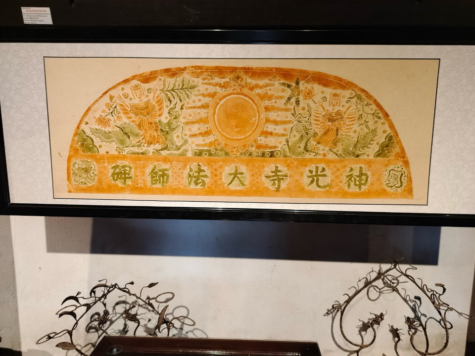 Một trong những tác phẩm trong Triển lãm Hành Thiện 200 danh xưng. (Ảnh: Lương Phương/Vietnam+)