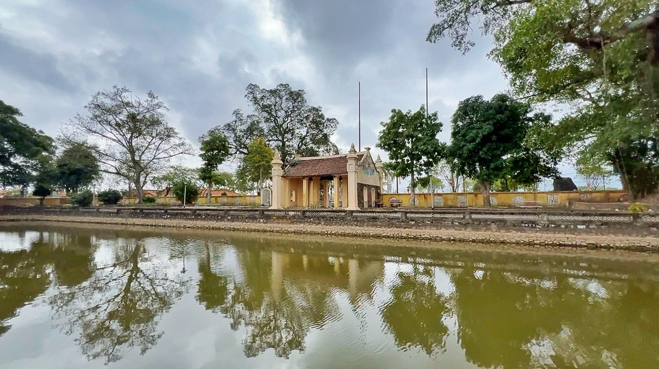 Chùa thờ tiền Phật, hậu Thánh; ngoài thờ Phật còn thờ Đức Thánh tổ - Thiền sư Dương Không Lộ. Theo tài liệu ghi chép, Đức Thánh tổ Dương Không Lộ, húy là Minh Nghiêm, hiệu là Không Lộ, quê cha ở làng Giao Thuỷ, phủ Hải Thanh (Nam Định), quê mẹ ở phủ Ninh Giang (Hải Dương). (Ảnh: Mai Mai/Vietnam+)