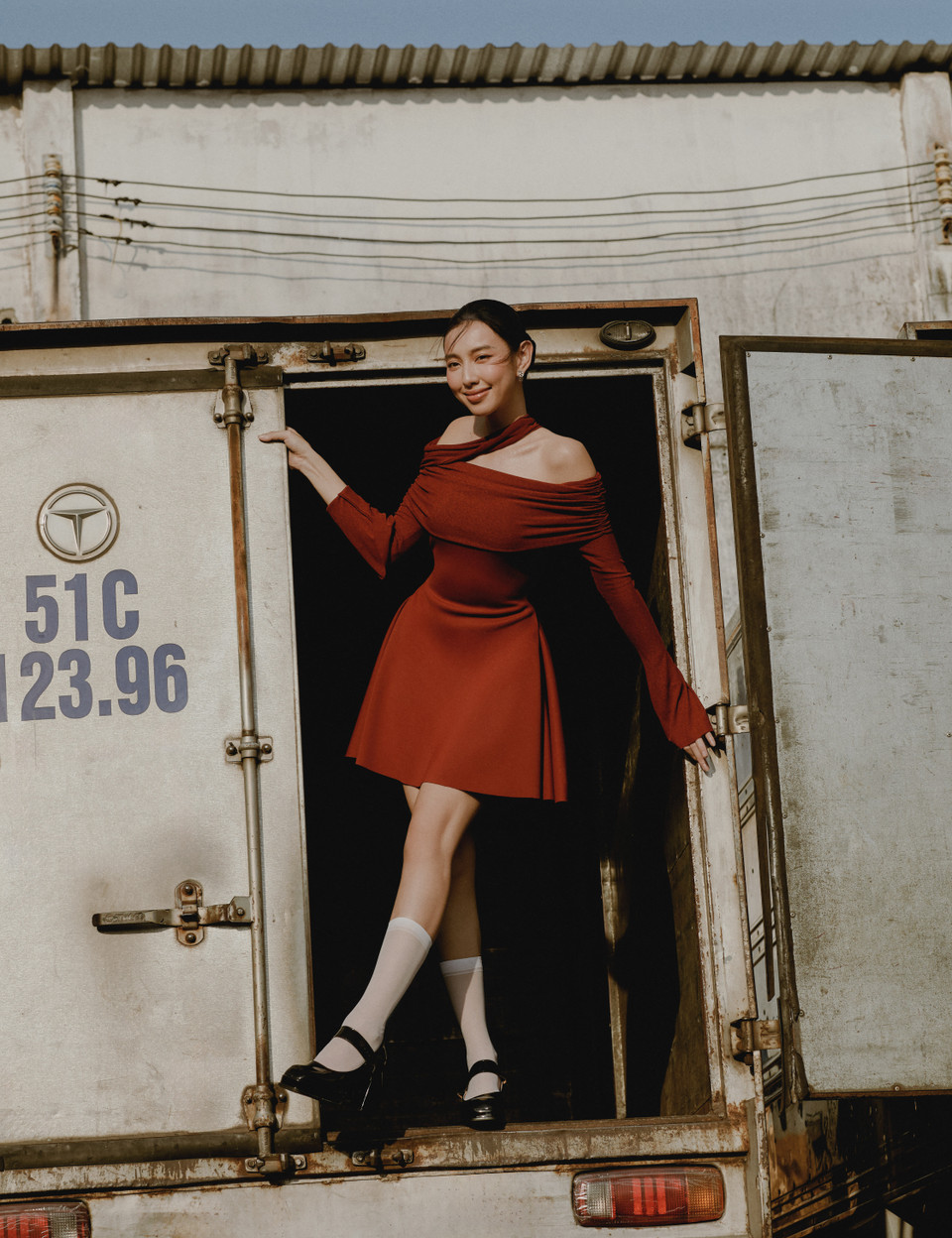 Dù sinh ra và lớn lên tại Thành phố Hồ Chí Minh, nhưng Thùy Tiên cũng như giới trẻ ngày nay, nhiều khi vì bận rộn với công việc, học hành mà quên mất việc ngắm nhìn những điều giản dị nhưng xinh đẹp quanh mình. (Ảnh: CTV/Vietnam+)