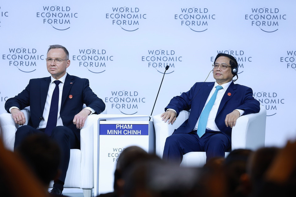 Thủ tướng Phạm Minh Chính và các nhà lãnh đạo tham dự Phiên toàn thể Hội nghị thường niên các nhà tiên phong lần thứ 15 của WEF. (Ảnh: Dương Giang/TTXVN)