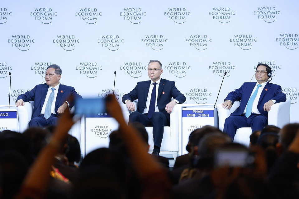 Thủ tướng Phạm Minh Chính và các nhà lãnh đạo tham dự Phiên toàn thể Hội nghị thường niên các nhà tiên phong lần thứ 15 của WEF. (Ảnh: Dương Giang/TTXVN)