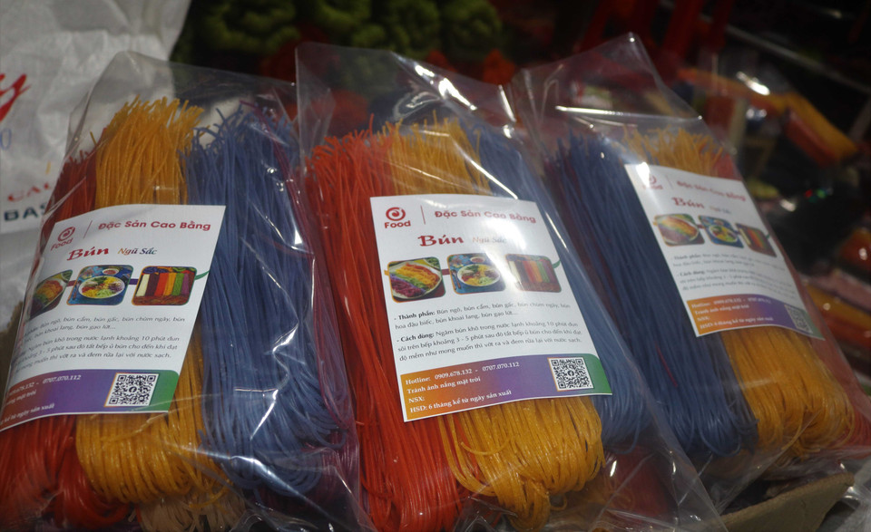 Bún khô ngũ sắc được đóng gói, tiện lợi để du khách mua sắm làm quà tặng khi đến khám phá du lịch non nước Cao Bằng. (Ảnh: Chu Hiệu/TTXVN)