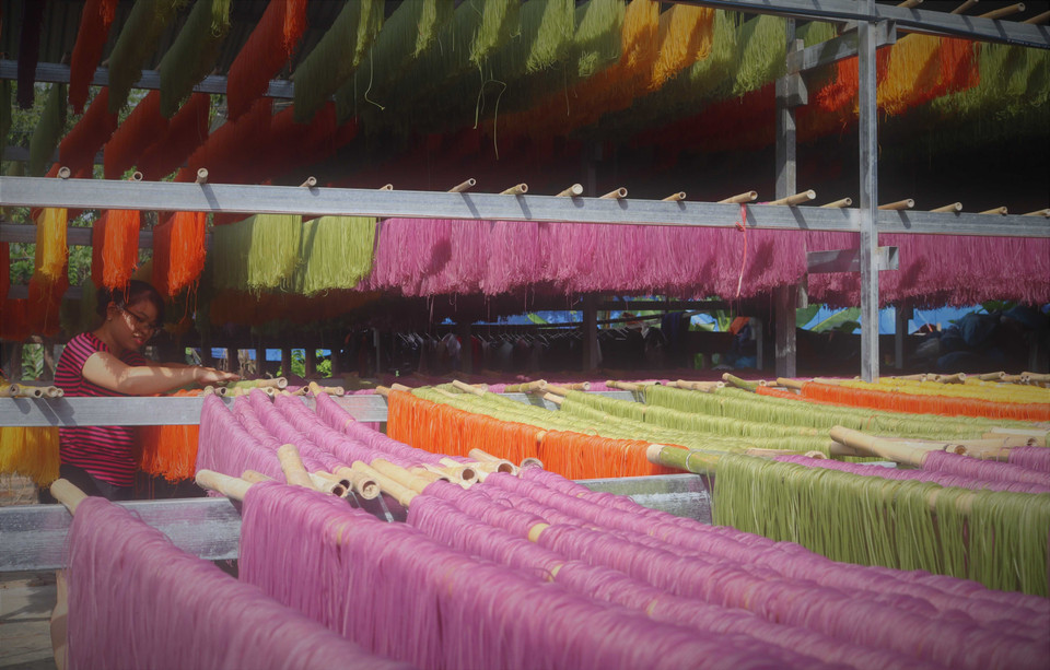 Những sào bún khô rực rỡ sắc màu. (Ảnh: Chu Hiệu/TTXVN)