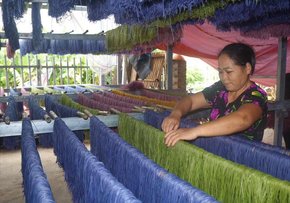 Hàng trăm sào bún khô rực rỡ sắc màu đã tạo nên nét riêng có, hấp dẫn du khách khi đến Cao Bằng. (Ảnh: Chu Hiệu/TTXVN)