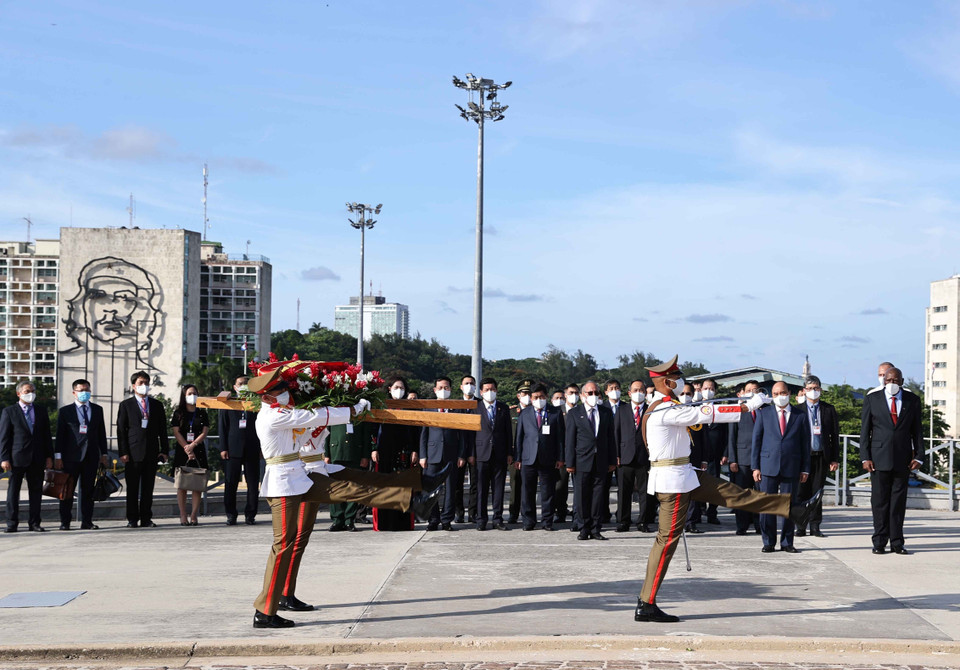 Vòng hoa của đoàn mang dòng chữ 'Vinh quang đời đời thuộc về người anh hùng dân tộc Cuba Jose Marti.' (Ảnh: Thống Nhất/TTXVN)