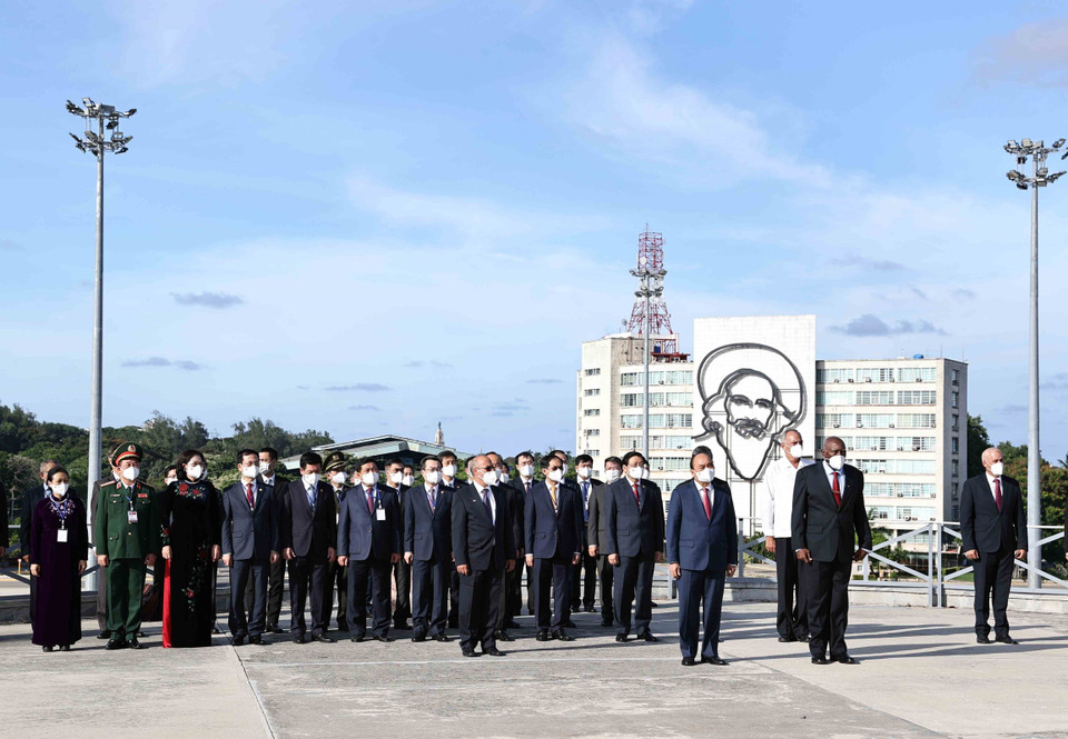 Lễ tưởng niệm diễn ra trang trọng với sự có mặt của đội danh dự thuộc các lực lượng vũ trang cách mạng Cuba. (Ảnh: Thống Nhất/TTXVN)