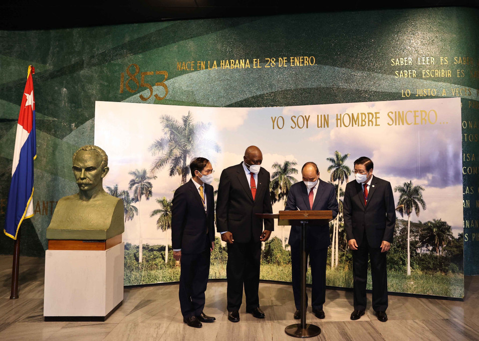 Tòa tháp của khu tưởng niệm cao 109m, được thiết kế bởi một nhóm kiến trúc sư do ông Raoul Otero de Galarraga làm trưởng nhóm. Tòa tháp có hình ngôi sao năm cánh, được bọc bằng chữ Cuba màu xám đá hoa từ Isla de Pinos. (Ảnh: Thống Nhất/TTXVN)