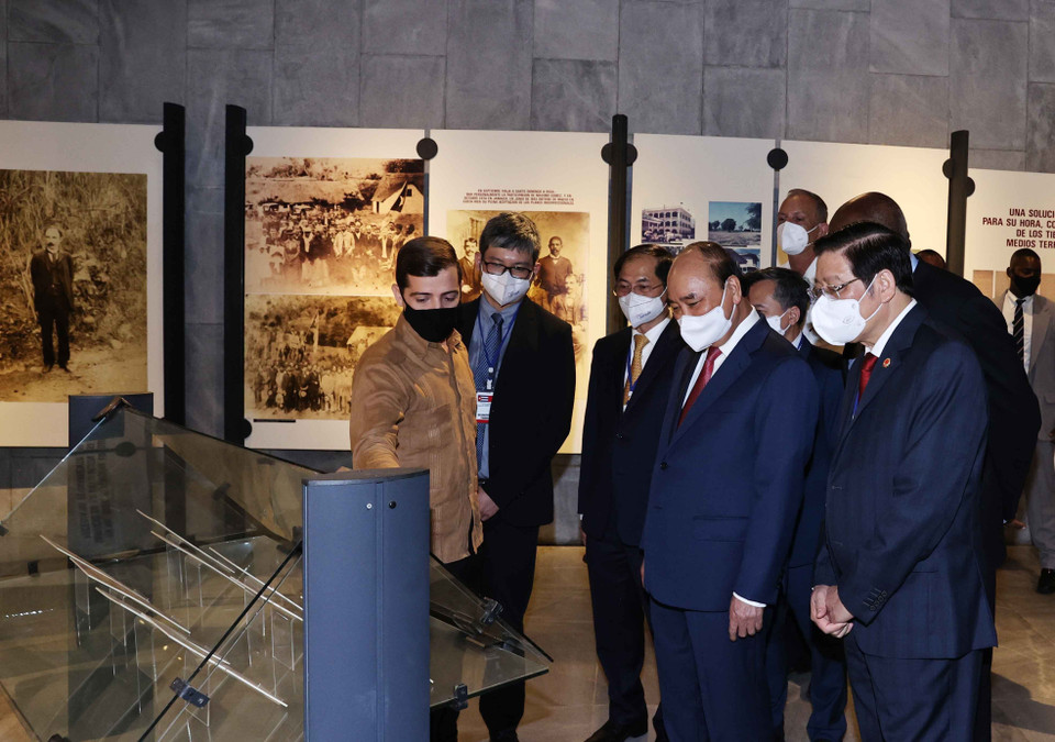 Chủ tịch nước Nguyễn Xuân Phúc thăm Khu tưởng niệm Anh hùng dân tộc Jose Marti. (Ảnh: Thống Nhất/TTXVN)