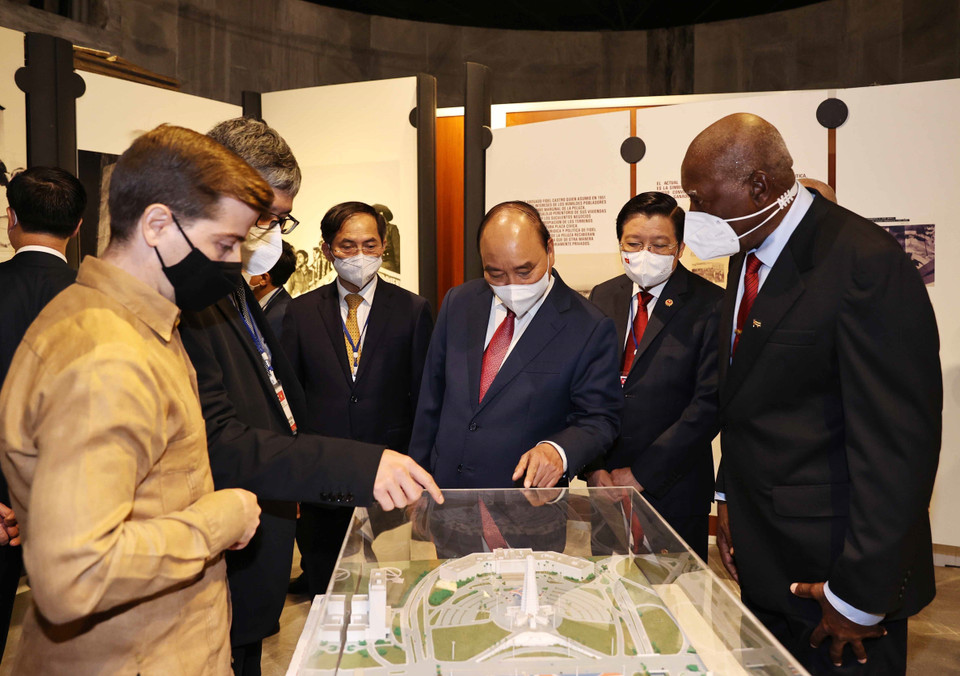 Đài tưởng niệm Jose Marti nằm ở khu vực trung tâm của thành phố La Habana. Công trình bao gồm một tòa tháp hình ngôi sao năm cánh. Chính giữa đài tưởng niệm là bức tượng Marti cỡ lớn, được bao quanh bởi sáu cột và những khu vườn. (Ảnh: Thống Nhất/TTXVN)