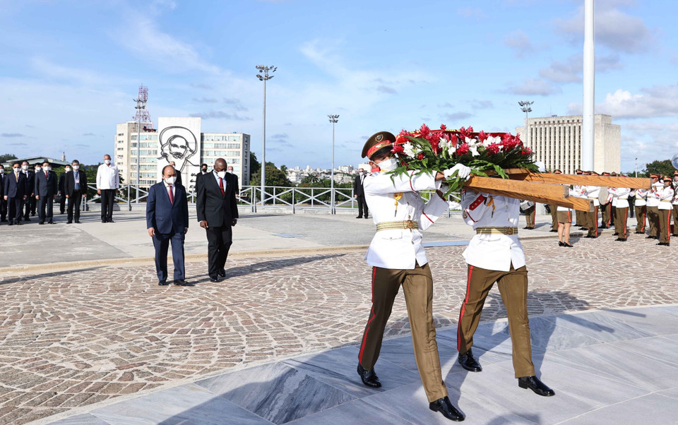 Chủ tịch nước Nguyễn Xuân Phúc đặt vòng hoa tại Tượng đài Anh hùng dân tộc Jose Marti. (Ảnh: Thống Nhất/TTXVN)