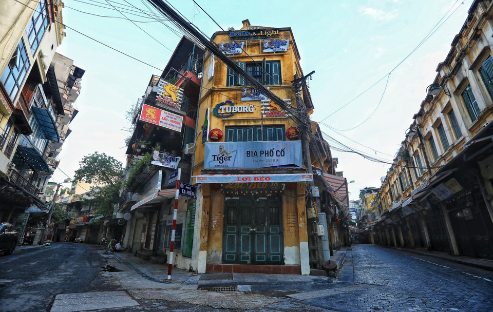 Phố Tạ Hiện, một trong những điểm ăn chơi đông đúc vắng vẻ không bóng người lúc 6h sáng 24/7. (Ảnh: Thành Đạt/TTXVN)