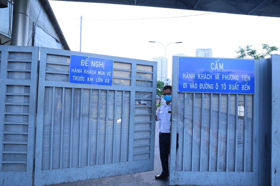 Bến xe Giáp Bát thực hiện đóng cửa theo chỉ thị 17 của UBND thành phố Hà Nội. (Ảnh: Hoàng Hiếu/TTXVN)