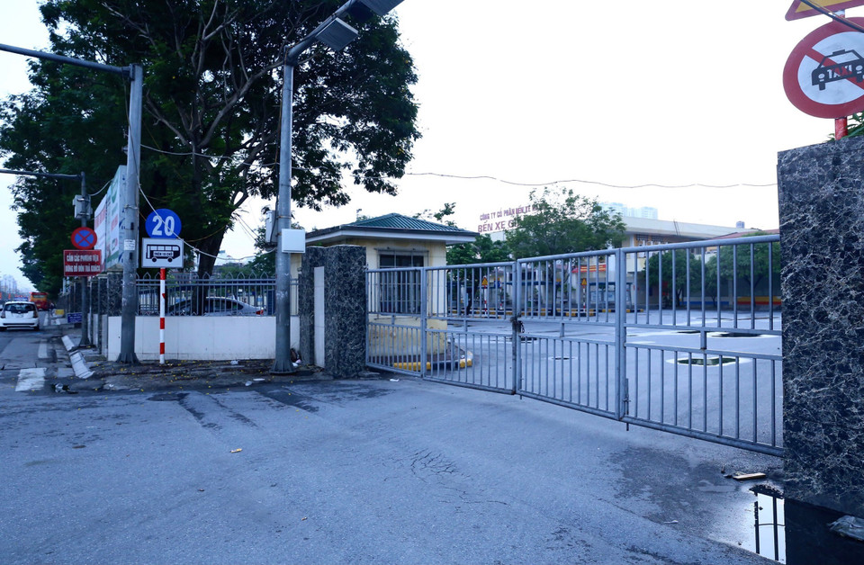 Bến xe Giáp Bát thực hiện đóng cửa theo Chỉ thị 17 của UBND tp Hà Nội. (Ảnh: Hoàng Hiếu/TTXVN)