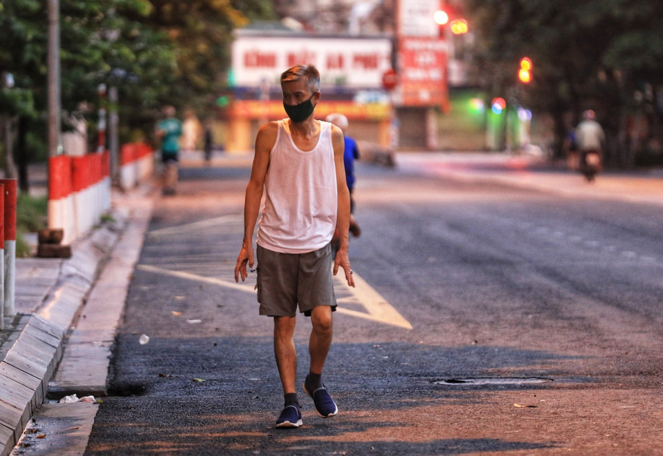 Nhiều người dân vẫn đi tập thể dục sớm (ảnh chụp trên phố Hoàng Cầu). (Ảnh: Thành Đạt/TTXVN)