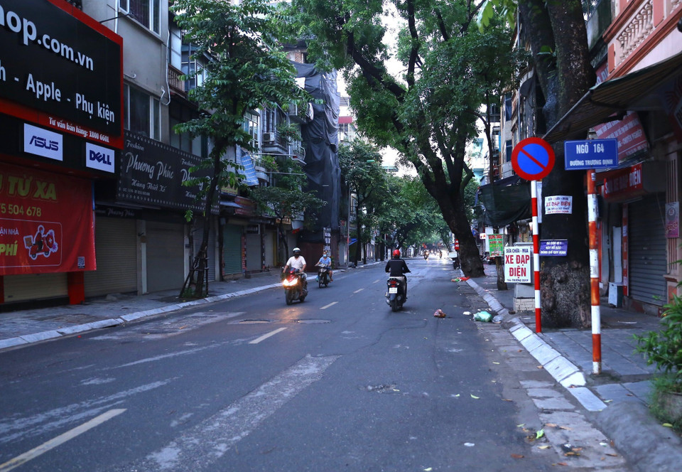 Phố Trương Định (quận Hai Bà Trưng) vắng vẻ trong ngày đầu thực hiện giãn cách xã hội. (Ảnh: Thành Đạt/TTXVN)