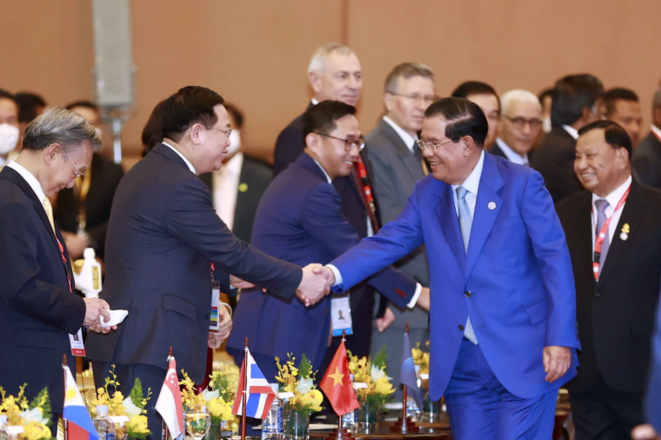 Chủ tịch Quốc hội Vương Đình Huệ và Thủ tướng Campuchia Samdech Techo Hun Sen tại Lễ khai mạc AIPA-43. (Ảnh: Doãn Tấn/TTXVN)