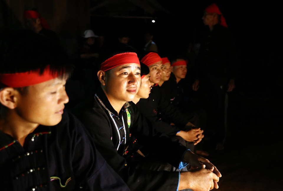 Những người được 'thần lửa' đồng ý nhảy lửa có độ tuổi từ 18-60. (Ảnh: Phan Tuấn Anh/TTXVN)