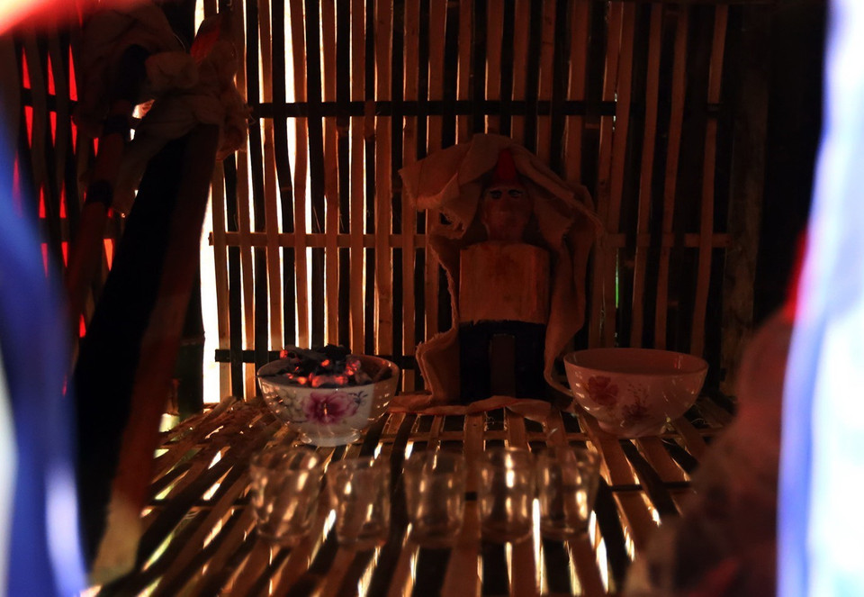  Bát than hồng đặt trên ban thờ trong lễ xin thần lửa. (Ảnh: Phan Tuấn Anh/TTXVN)