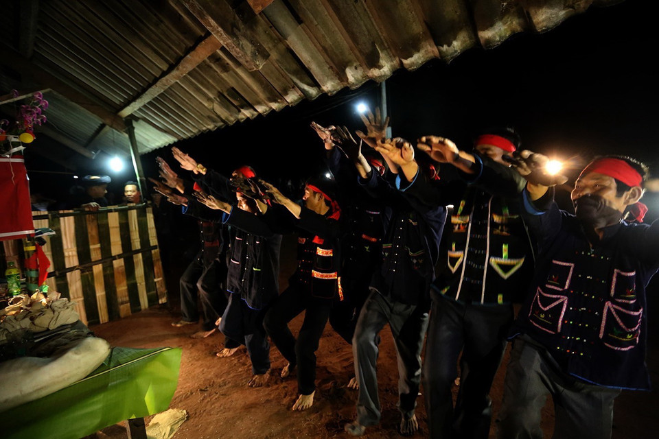 Một điệu múa trong nghi lễ nhảy lửa. (Ảnh: Phan Tuấn Anh/TTXVN)