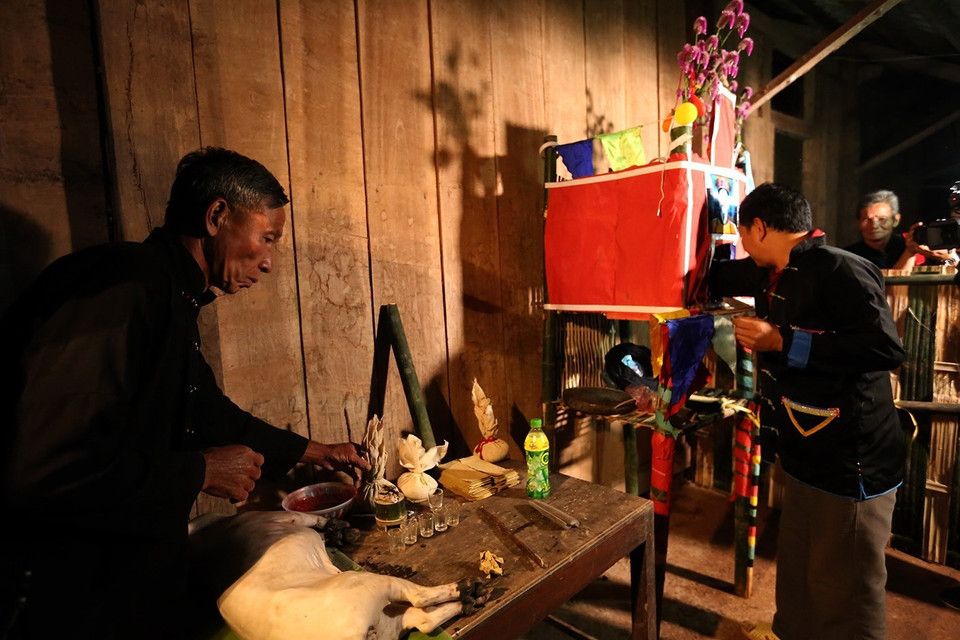  Chuẩn bị bàn thờ trong nghi lễ nhảy lửa. (Ảnh: Phan Tuấn Anh/TTXVN)