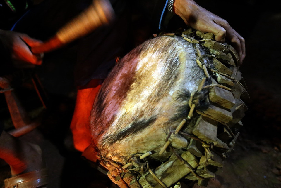  Trống được làm bằng da sơn dương chỉ được dùng để đánh trong nghi lễ nhảy lửa. (Ảnh: Phan Tuấn Anh/TTXVN)