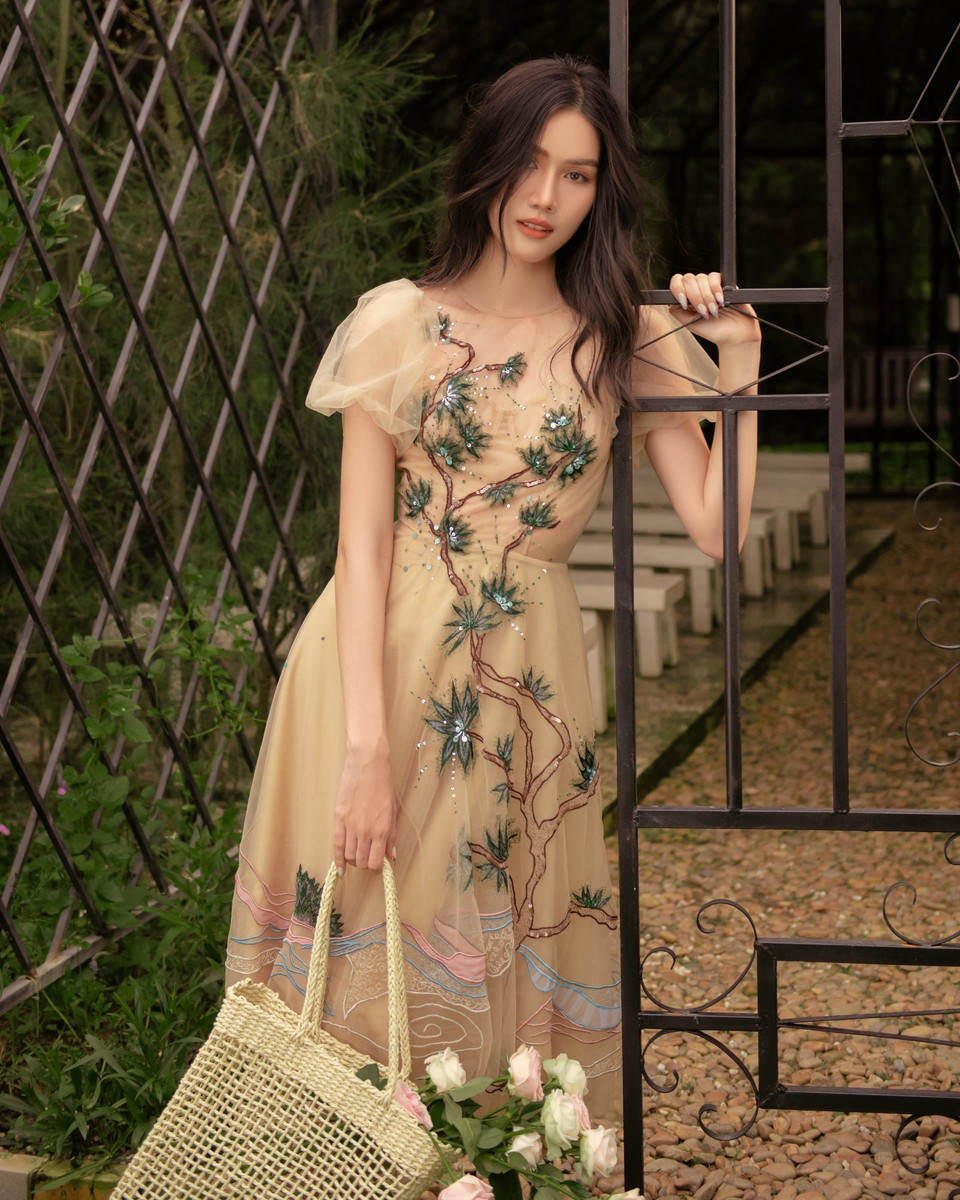 Á hậu chia sẻ: ‘Năm nay Phương Anh đành phải phá vỡ truyền thống đi du lịch vào mỗi dịp sinh nhật để chấp hành quy định giãn cách xã hội cũng như để bảo vệ sức khỏe cho bản thân lẫn cộng đồng. Đây cũng là lúc để Phương Anh nhìn lại hành trình của mình trong một năm qua với những dấu mốc vô cùng đặc biệt. Giờ đây khi chuẩn bị bước sang tuổi mới, Phương Anh chỉ muốn ước một điều, đó chính là dịch bệnh sẽ mau chóng được đẩy lùi. Việc đó không chỉ giúp Phương Anh có cơ hội được đi du lịch, được làm điều mình thích mà còn giúp cho tất cả chúng ta được trở lại với cuộc sống bình thường.’ (Ảnh: CTV/Vietnam+)