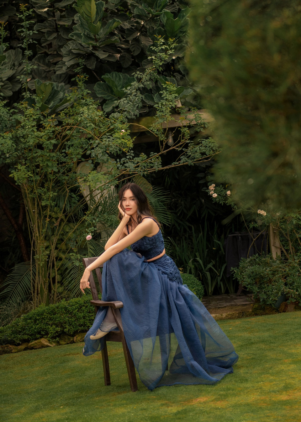 Nàng hậu sinh sinh 1998 khéo léo chọn lựa những mẫu thiết kế mới nhất có tông màu tươi sáng của nhà thiết kế Châu Phạm, lấy cảm hứng từ những điều gần gũi trong thiên nhiên tươi đẹp như áng mây xanh trên bầu trời, khuôn vườn yên tĩnh với muôn hoa đua nở hay những rặng cây rì rào trong gió một chiều mùa hè thanh mát. (Ảnh: CTV/Vietnam+)