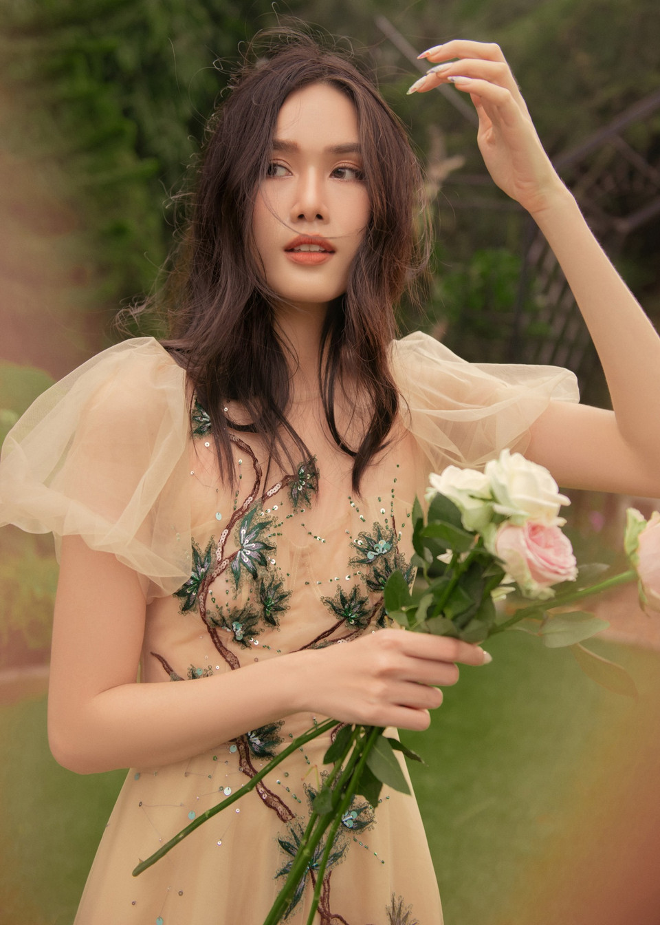 Không chỉ xinh đẹp, Phương Anh còn được ưu ái với danh xưng ‘Á hậu học giỏi’ với học lực ‘khủng,’ trình độ tiếng Anh Ielts 8.0 và sử dụng thành thạo tiếng Pháp, Nhật. Cách đây không lâu, cô nàng vừa mới tốt nghiệp thủ khoa ngành Hệ thống quản lý thông tin tại Đại học RMIT với số điểm 3.5/4. Hiện cô nàng đang thử sức với lĩnh vực MC và có ý định ‘lấn sân’ sang sự nghiệp Biên tập viên truyền hình. (Ảnh: CTV/Vietnam+)