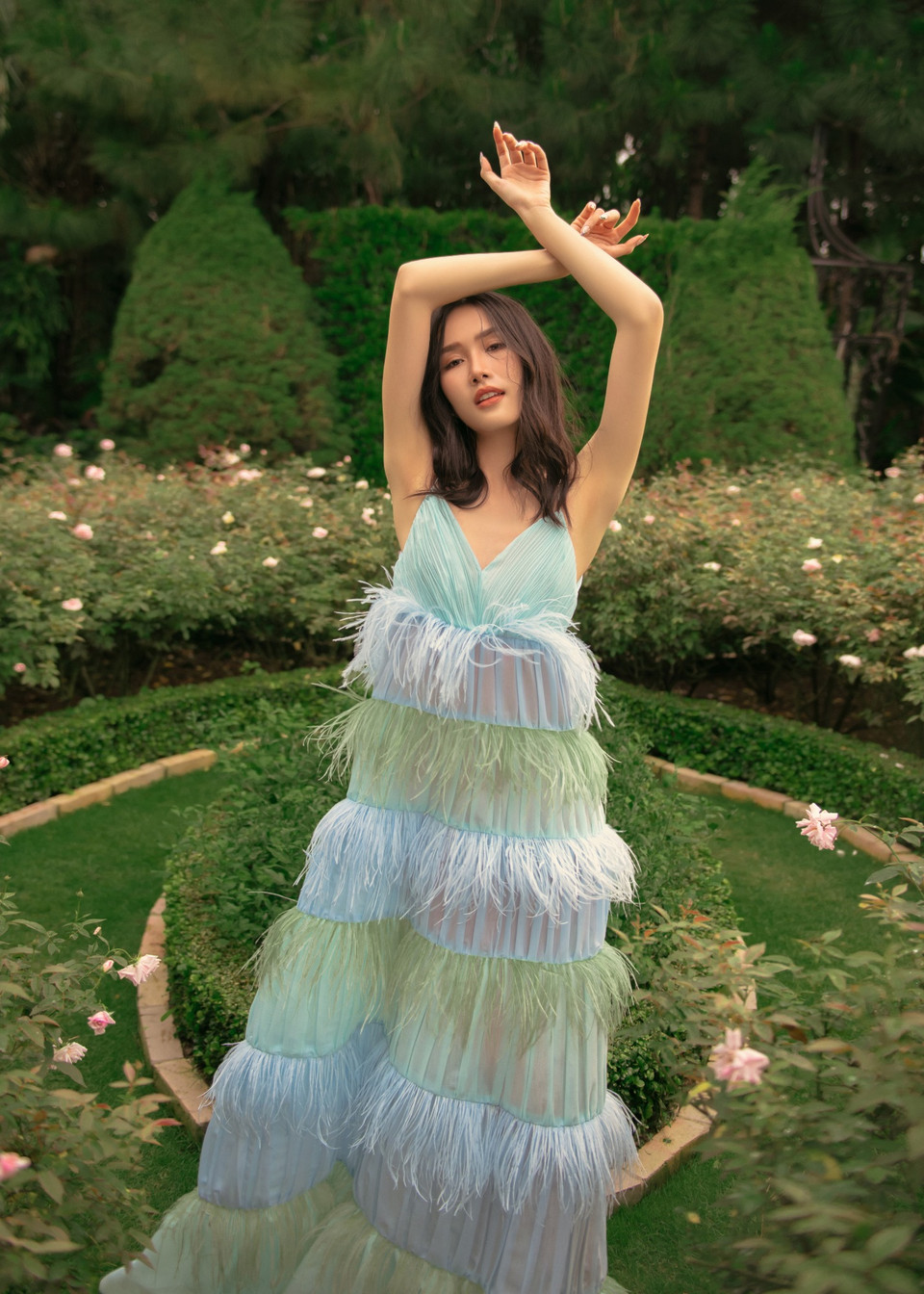 Đặc biệt, cô nàng vừa gây sốt với bộ ảnh mới, đánh dấu tuổi 23 rực rỡ. Không những thế, fanpage chính thức của cuộc thi Miss International cũng đăng tải hình ảnh chúc mừng cho đại diện đến từ Việt Nam. (Ảnh: CTV/Vietnam+)