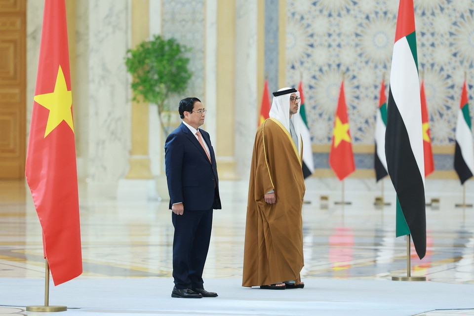 Phó Tổng thống UAE Sheikh Mansour Bin Zayed Al Nahyan đón Thủ tướng Phạm Minh Chính thăm chính thức Các Tiểu Vương quốc Arab Thống nhất (UAE). (Ảnh: Dương Giang/TTXVN)