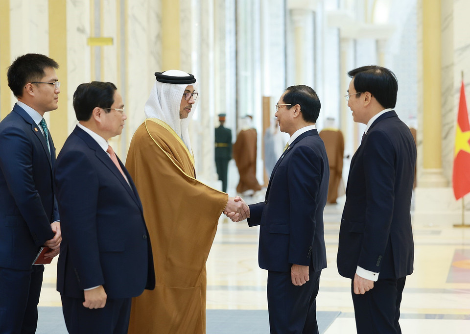 Phó Tổng thống UAE Sheikh Mansour Bin Zayed Al Nahyan gặp các thành viên đoàn Việt Nam. (Ảnh: Dương Giang/TTXVN)