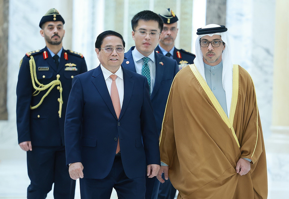 Phó Tổng thống UAE Sheikh Mansour Bin Zayed Al Nahyan đón Thủ tướng Phạm Minh Chính thăm chính thức Các Tiểu Vương quốc Arab Thống nhất (UAE). (Ảnh: Dương Giang/TTXVN)