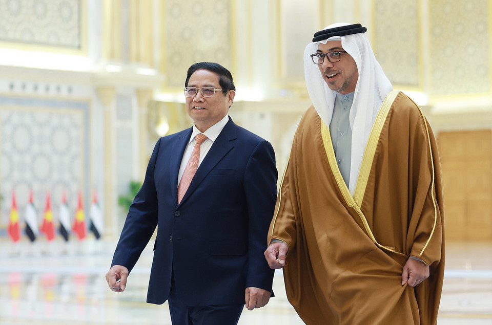 Phó Tổng thống UAE Sheikh Mansour Bin Zayed Al Nahyan đón Thủ tướng Phạm Minh Chính thăm chính thức Các Tiểu Vương quốc Arab Thống nhất (UAE). (Ảnh: Dương Giang/TTXVN)