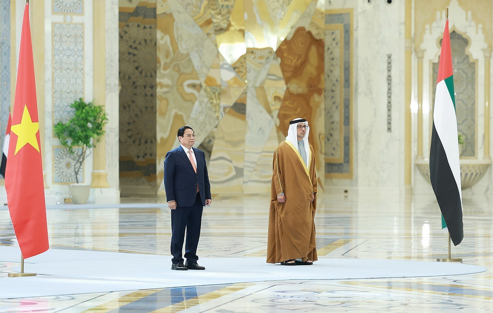Phó Tổng thống UAE Sheikh Mansour Bin Zayed Al Nahyan chủ trì Lễ đón Thủ tướng Phạm Minh Chính thăm chính thức Các Tiểu Vương quốc Arab Thống nhất (UAE). (Ảnh: Dương Giang/TTXVN)
